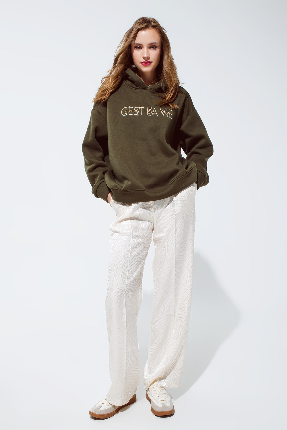Sweat à capuche couleur kaki avec le texte brodé Cest La Vie