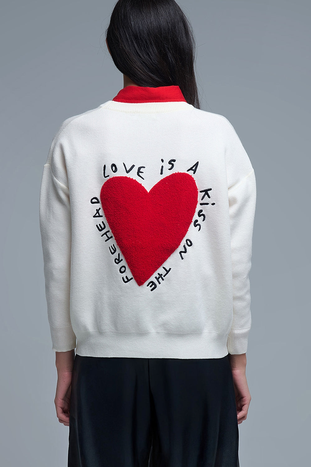 Sweatshirt tricoté avec texte et cœur brodé en crème