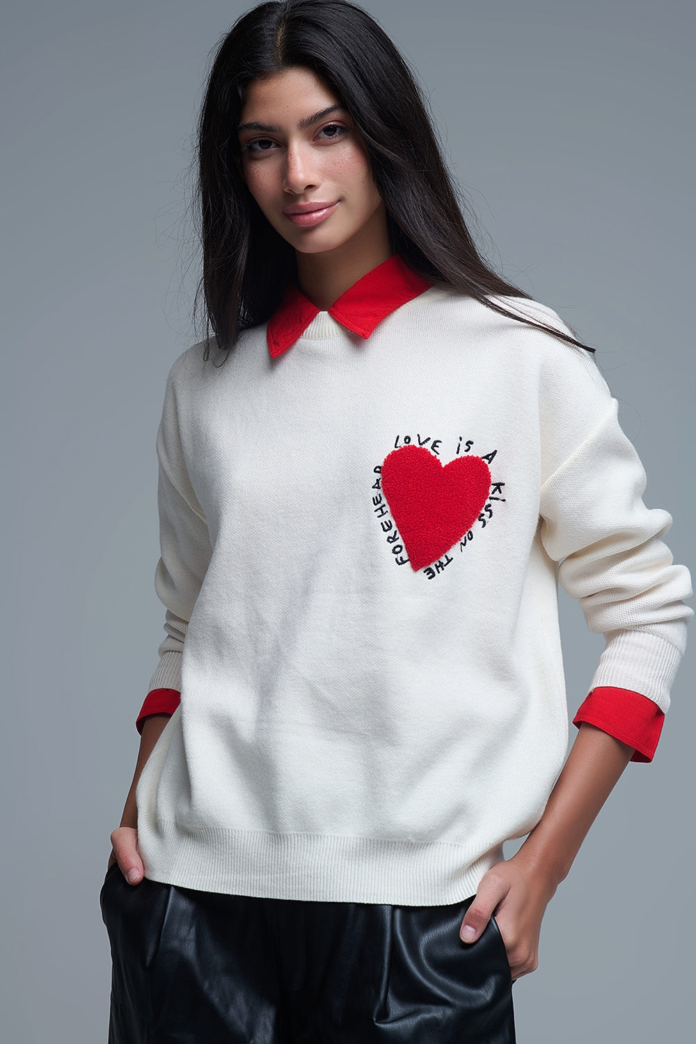 Sweatshirt tricoté avec texte et cœur brodé en crème