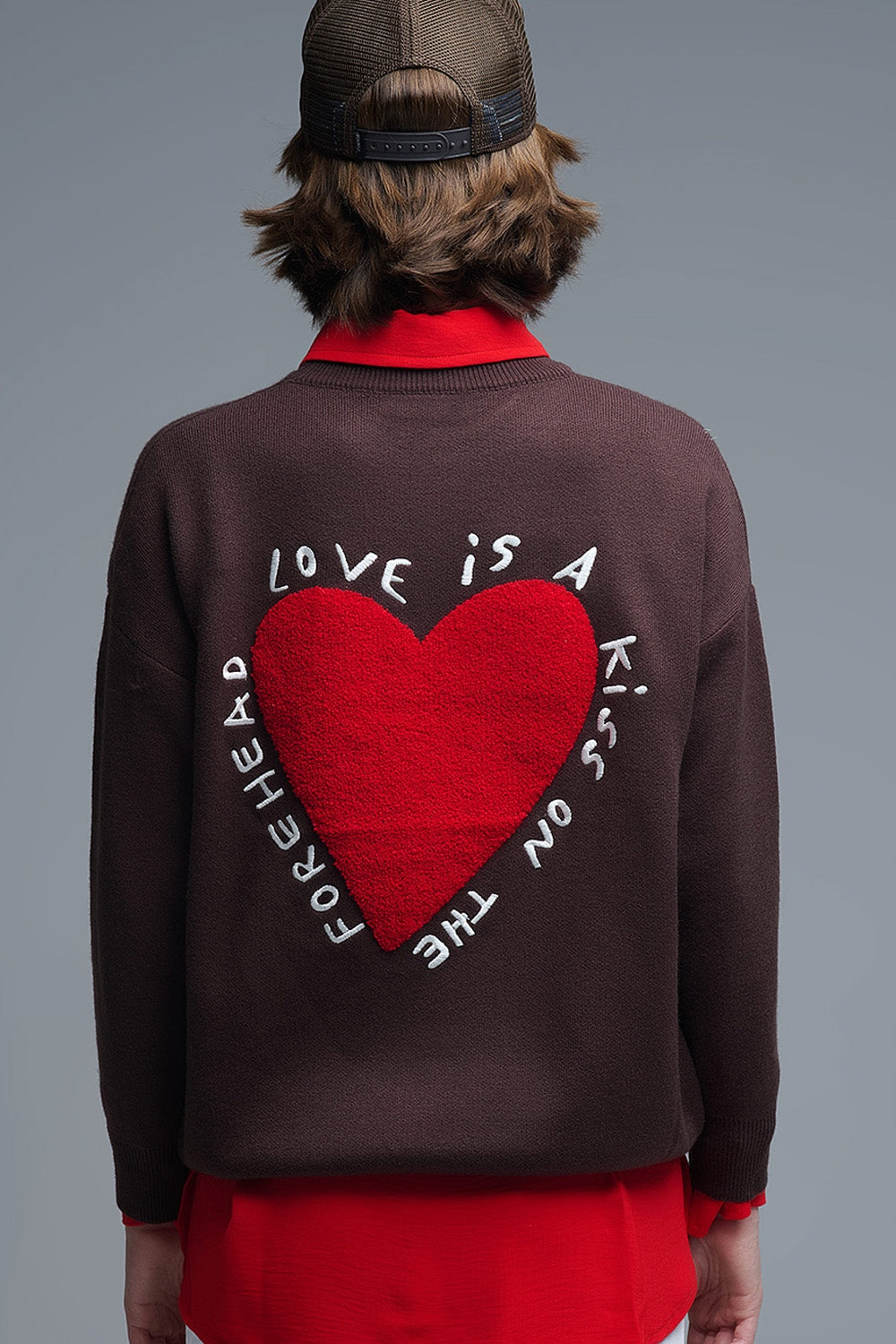 Sweatshirt tricoté avec texte et cœur brodé en marron