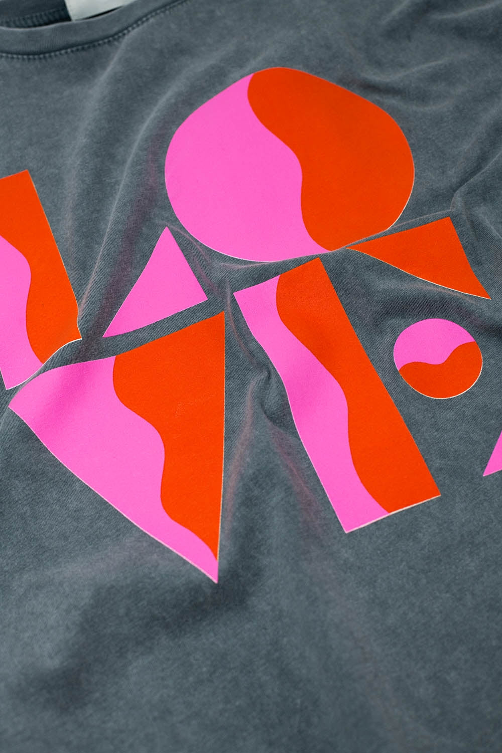 T-shirt avec imprimé numérique LOVE art déco en gris