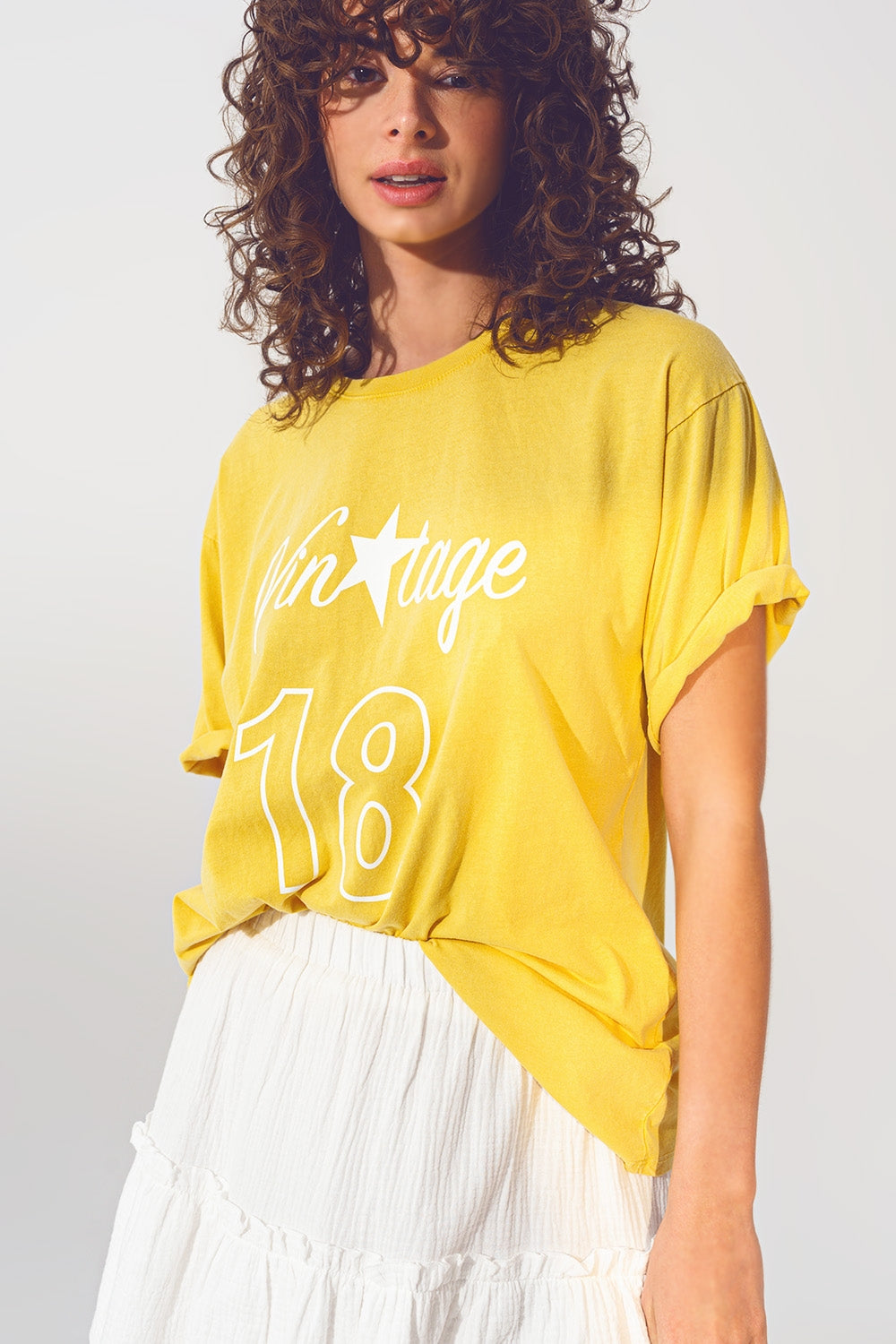 Q2 T-shirt avec texte Vintage 18 en jaune