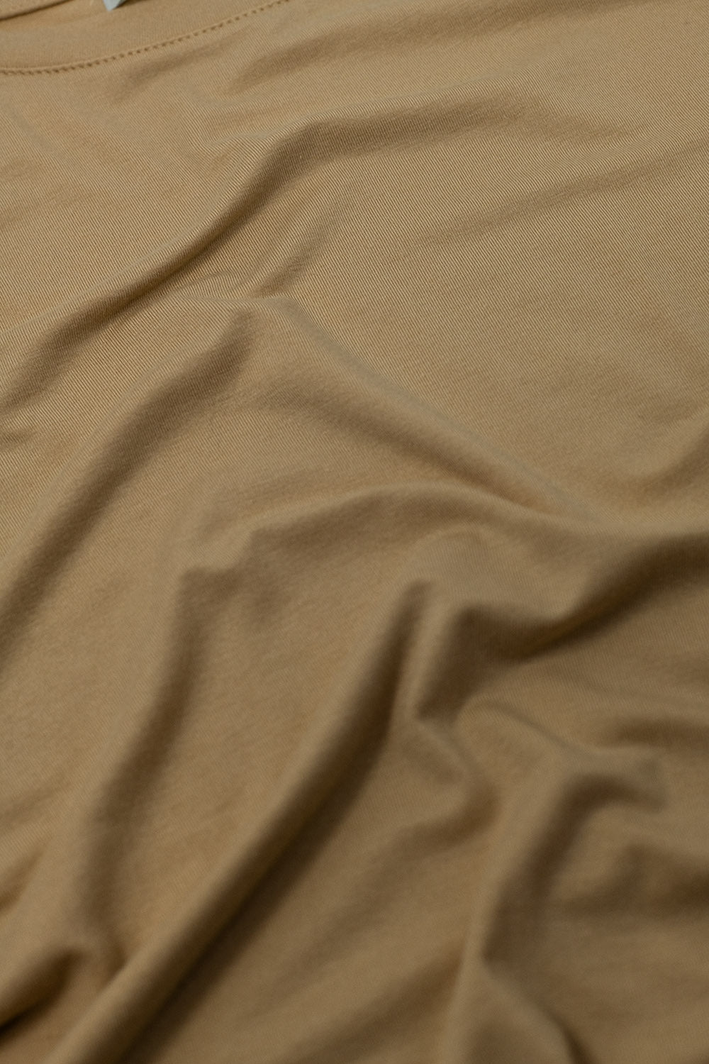 T-shirt basique en viscose à col rond de couleur camel