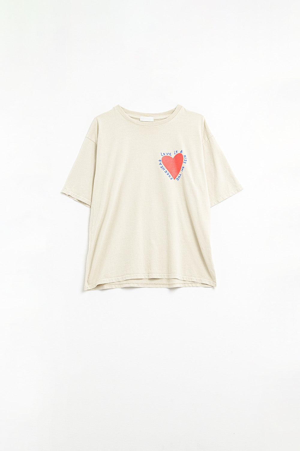Q2 T-shirt beige décontracté avec un motif en forme de cœur sur le devant et dans le dos.