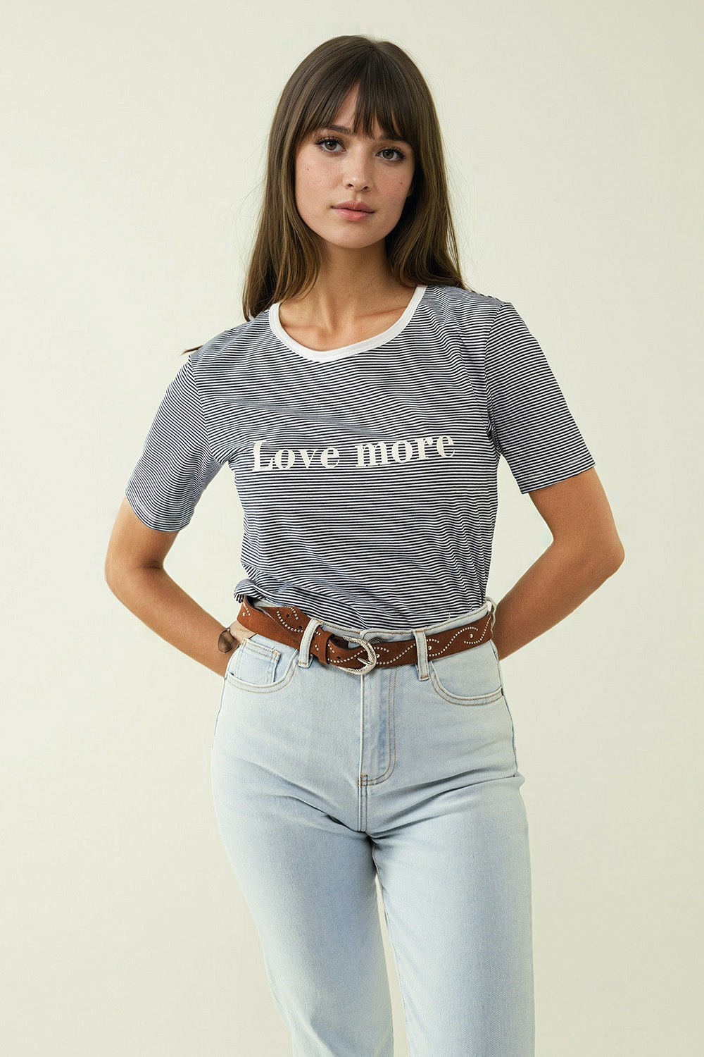 Q2 T-shirt blanc à rayures noires avec texte Love More