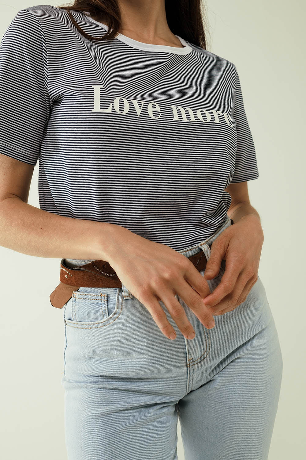 T-shirt blanc à rayures noires avec texte Love More