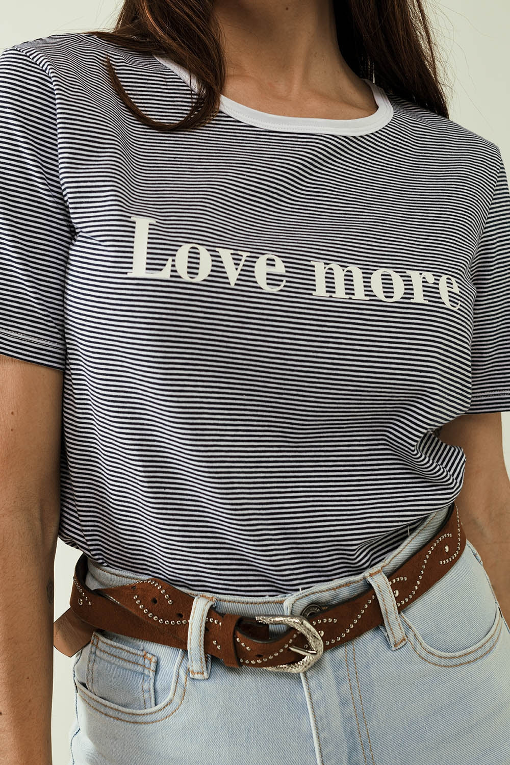 T-shirt blanc à rayures noires avec texte Love More