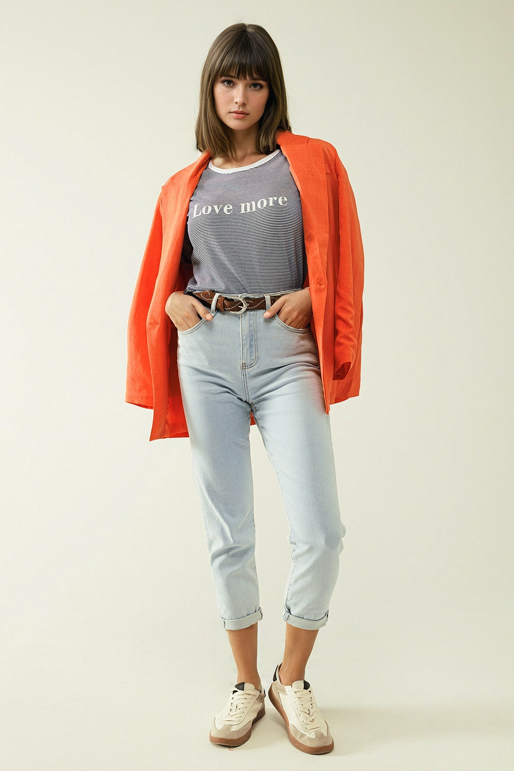 T-shirt blanc à rayures noires avec texte Love More