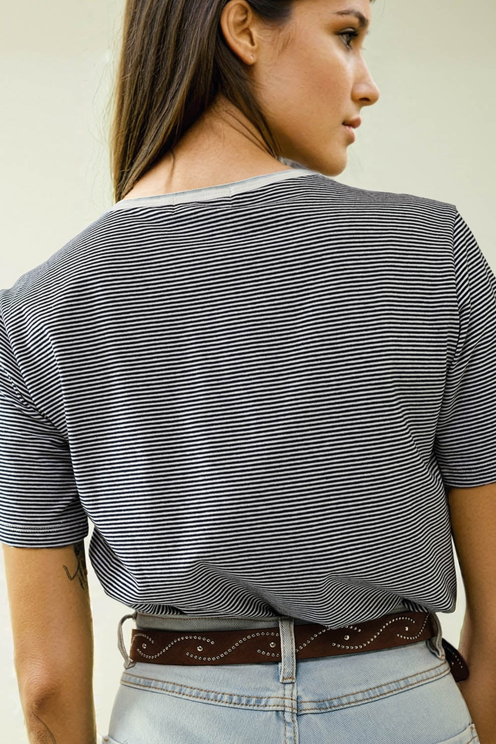 T-shirt blanc à rayures noires avec texte Love More