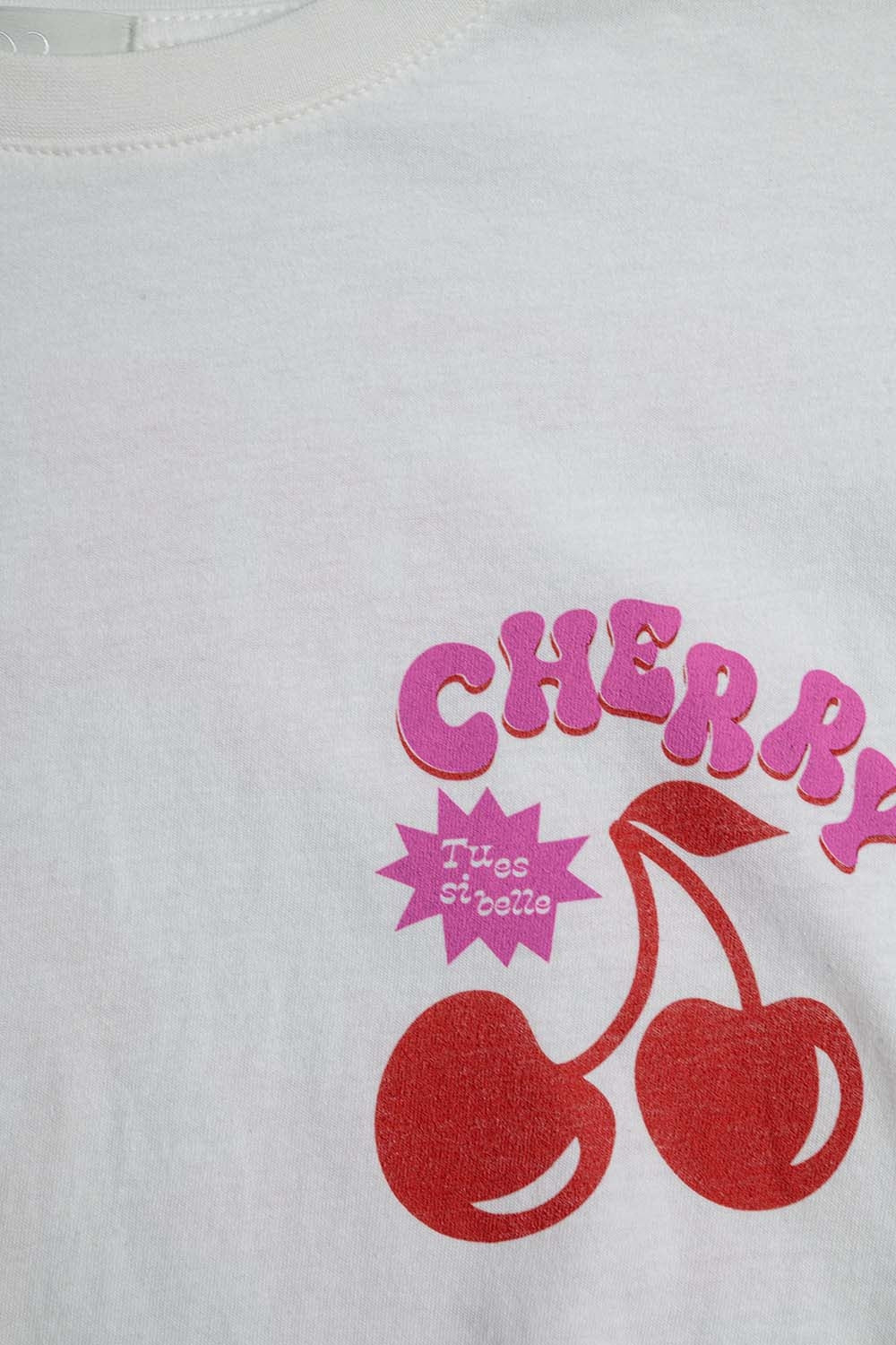 T-shirt blanc avec cerise dans le logo et les lettres