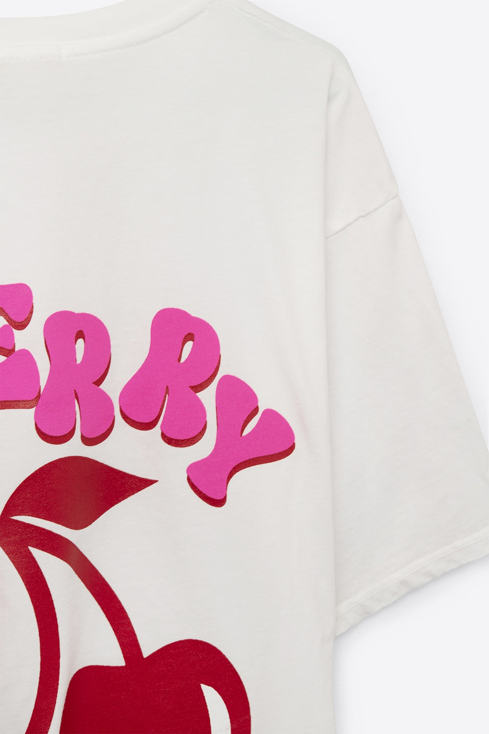 T-shirt blanc avec cerise dans le logo et les lettres