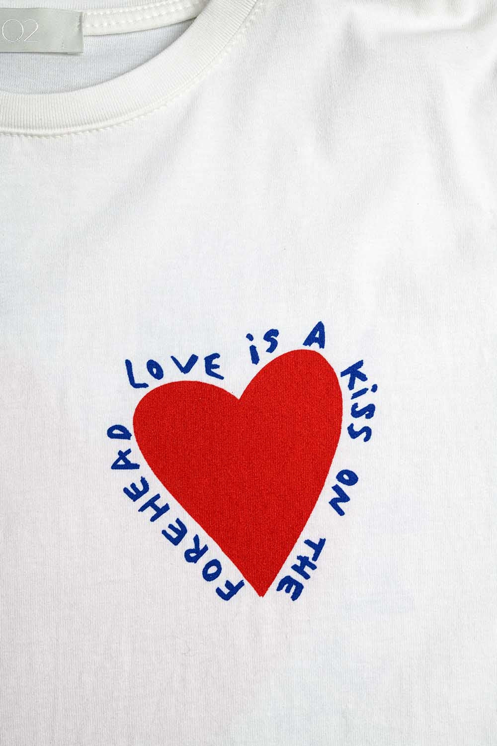 T-shirt blanc décontracté avec un motif de cœur sur le devant et dans le dos