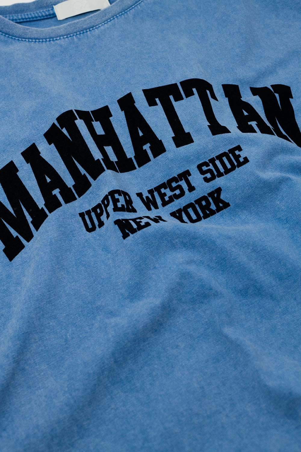 T-shirt bleu avec texte manhattan