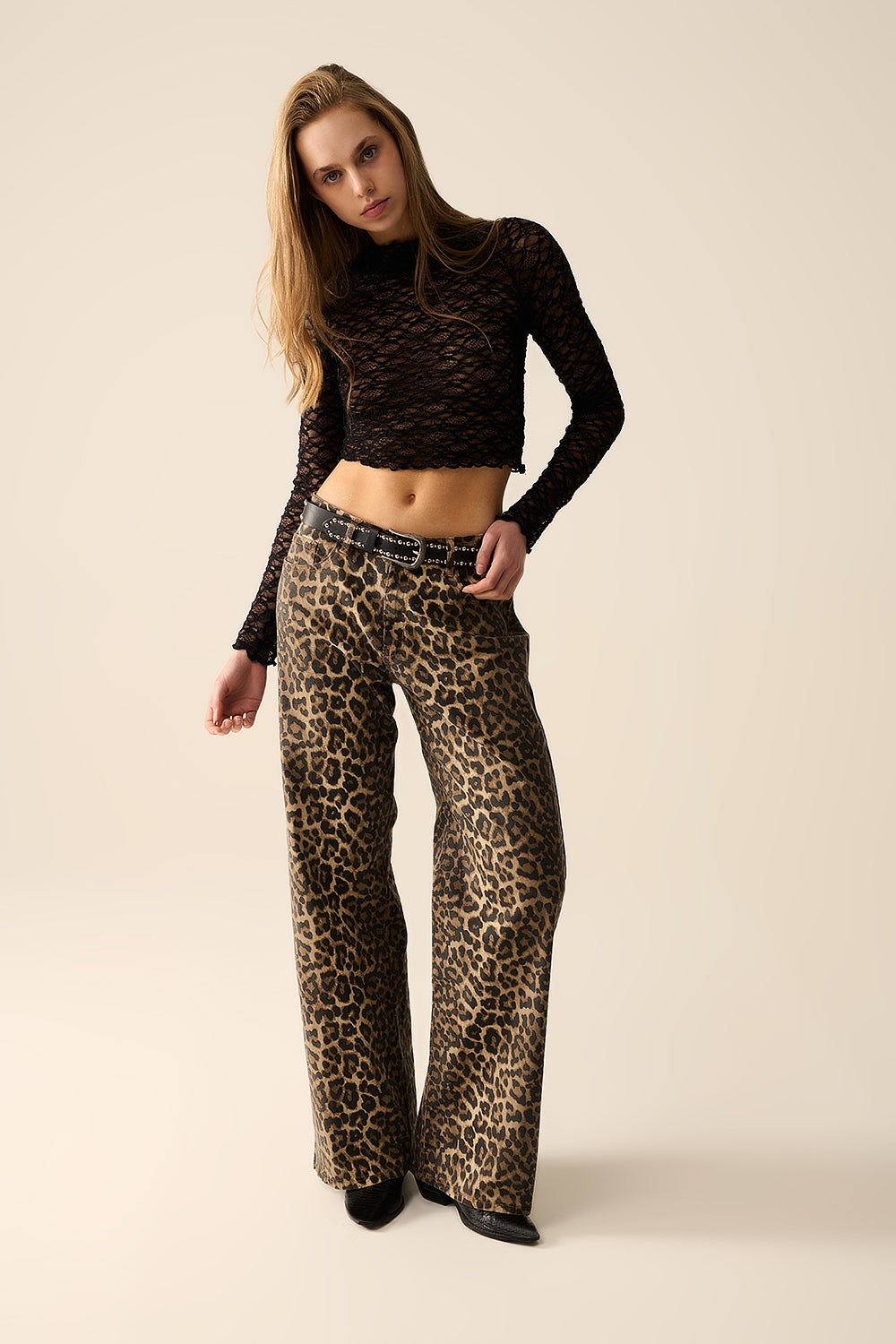 T-shirt court en dentelle noire avec manches longues