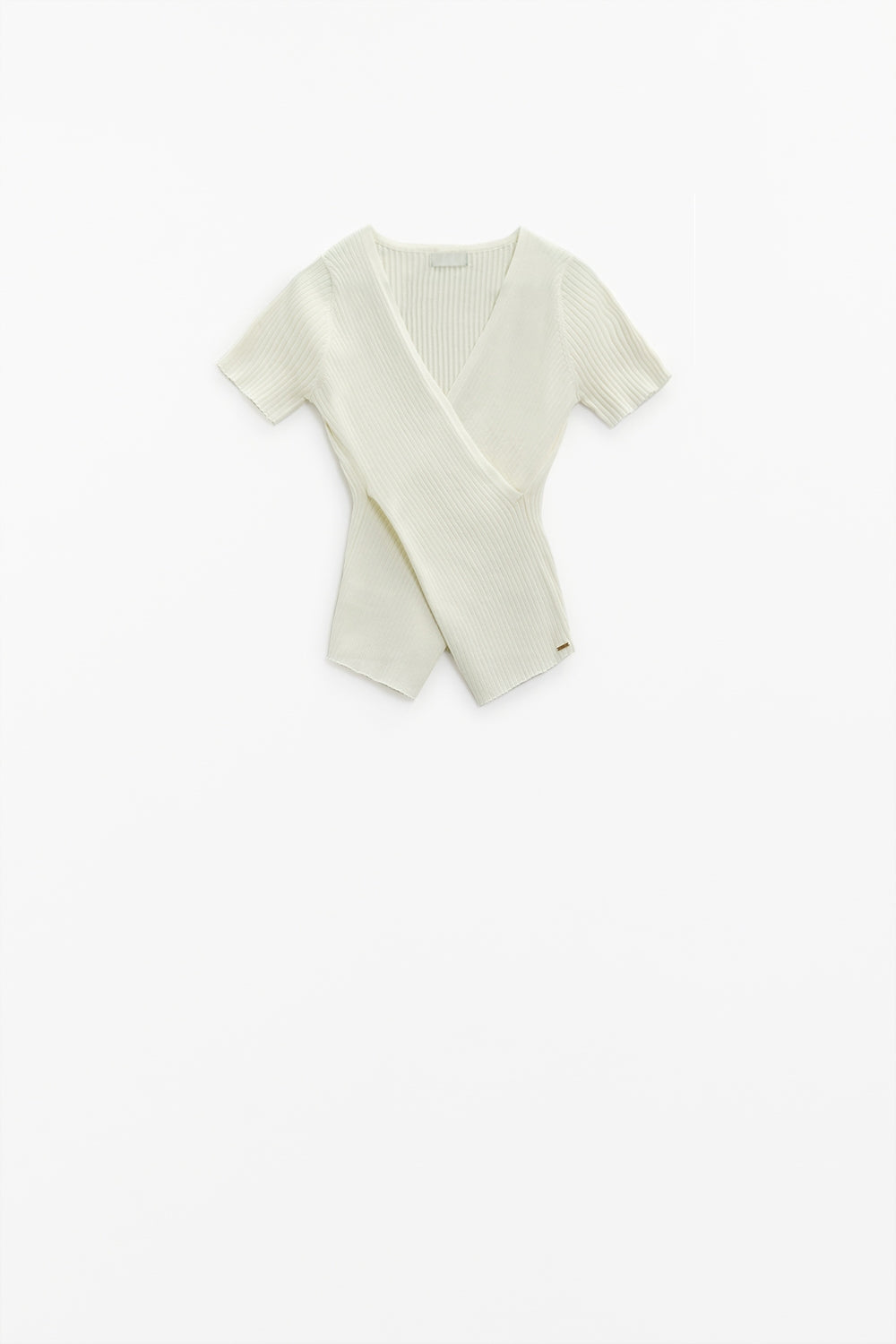 T-shirt crème à col en V et devant croisé