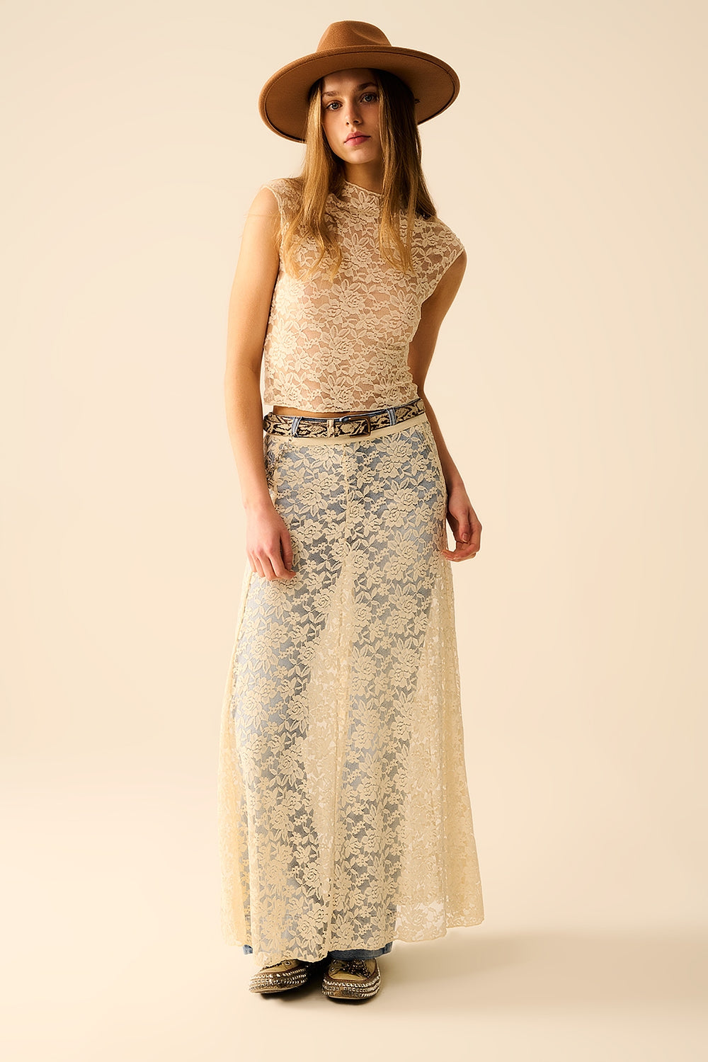 T-shirt en dentelle romantique avec manches courtes en beige