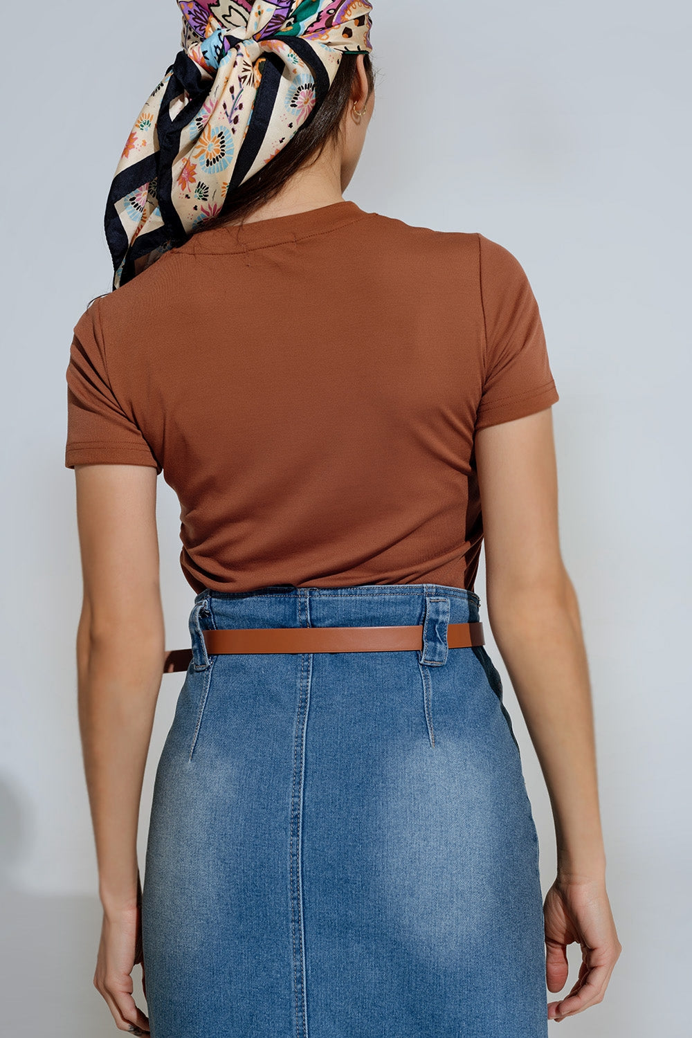 T-shirt marron à col ras du cou et imprimé graphique