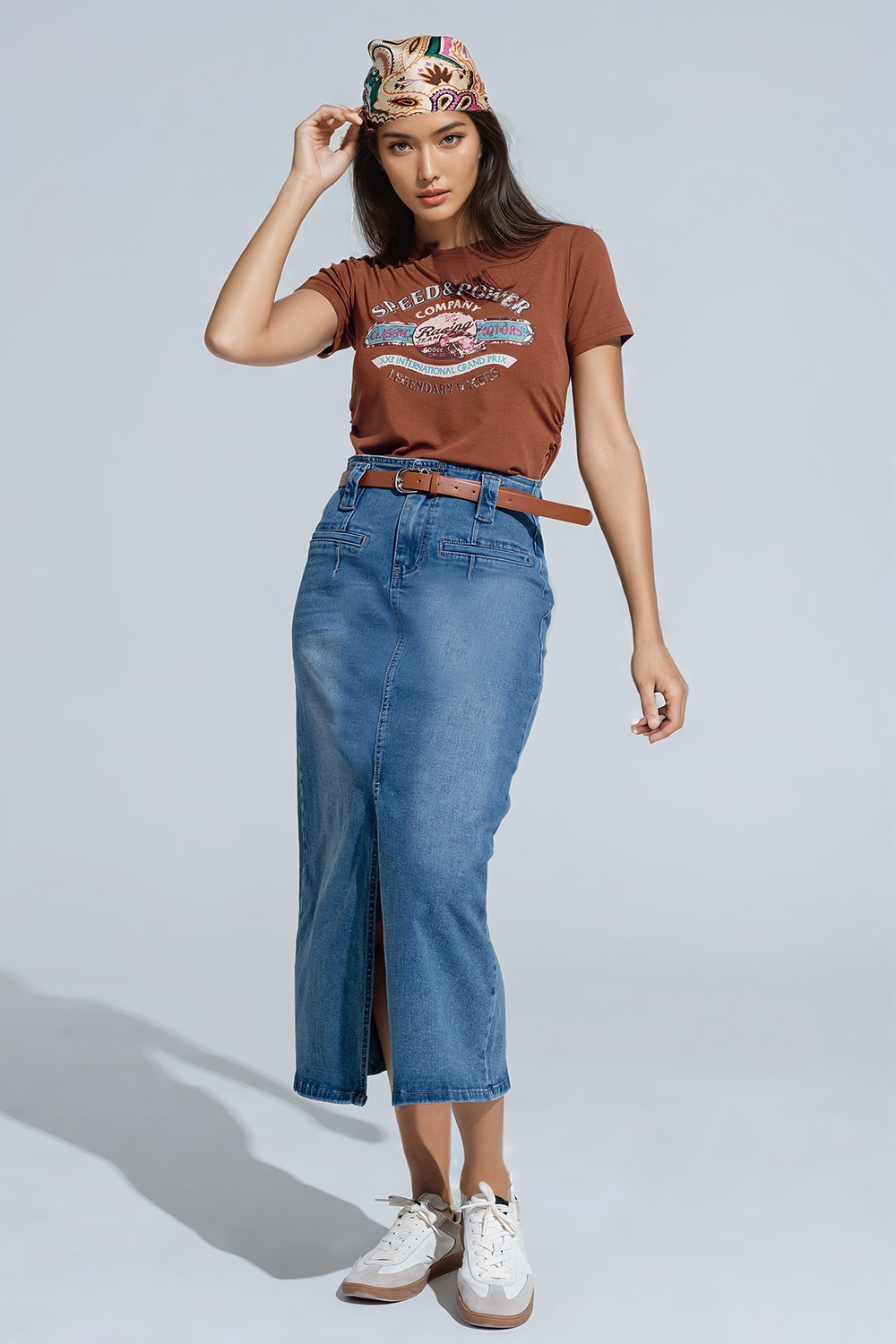 T-shirt marron à col ras du cou et imprimé graphique