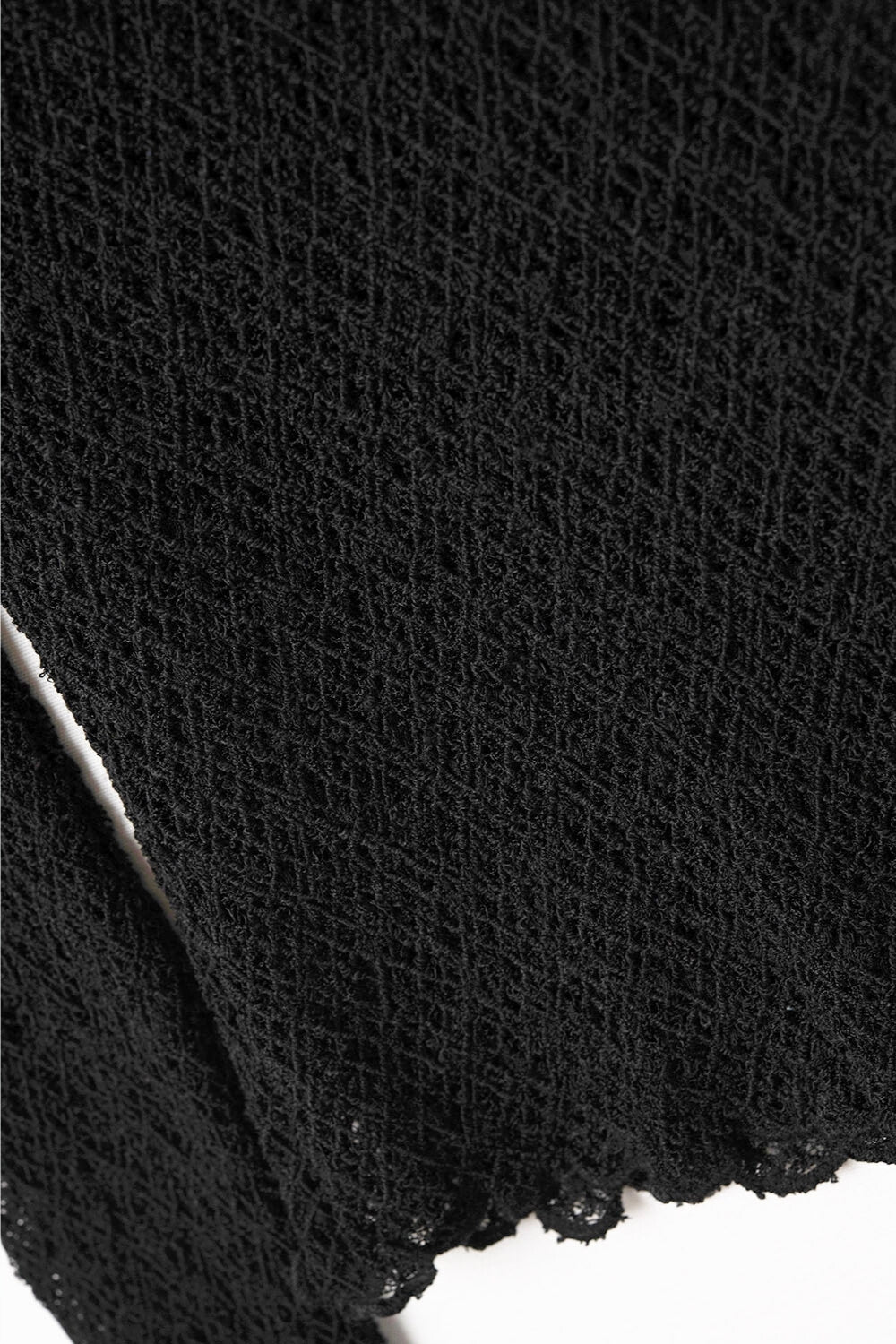 t-shirt noir évasé à manches longues en dentelle