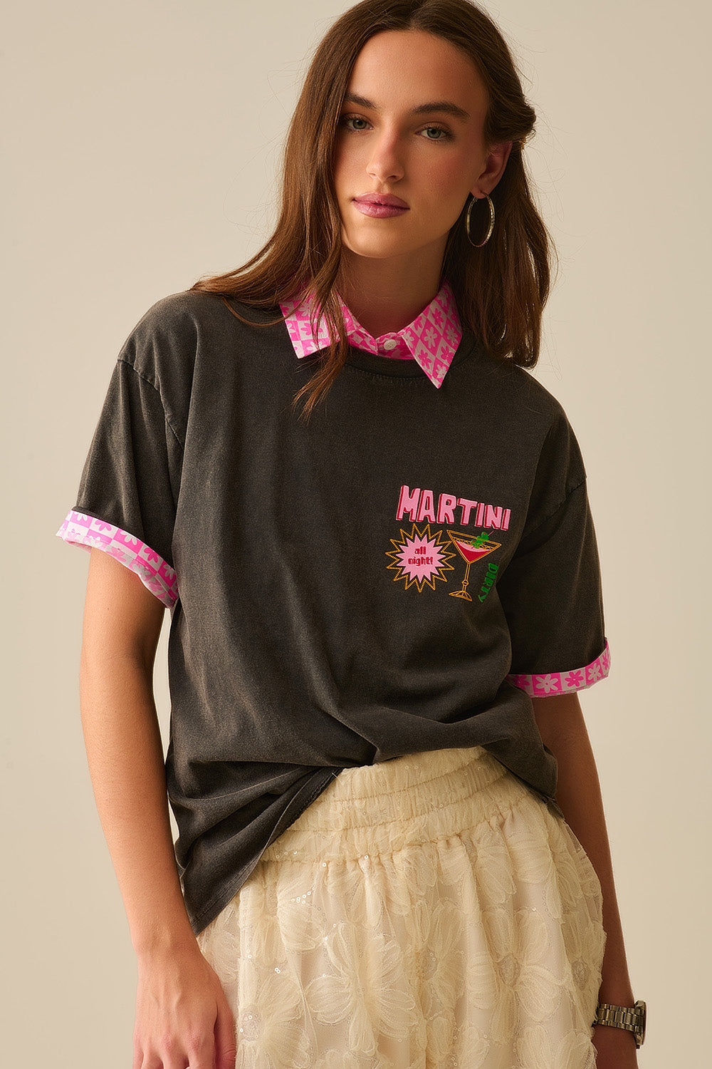 Q2 t-shirt noir stone wash fabriqué en Italie avec un logo graphique Martini