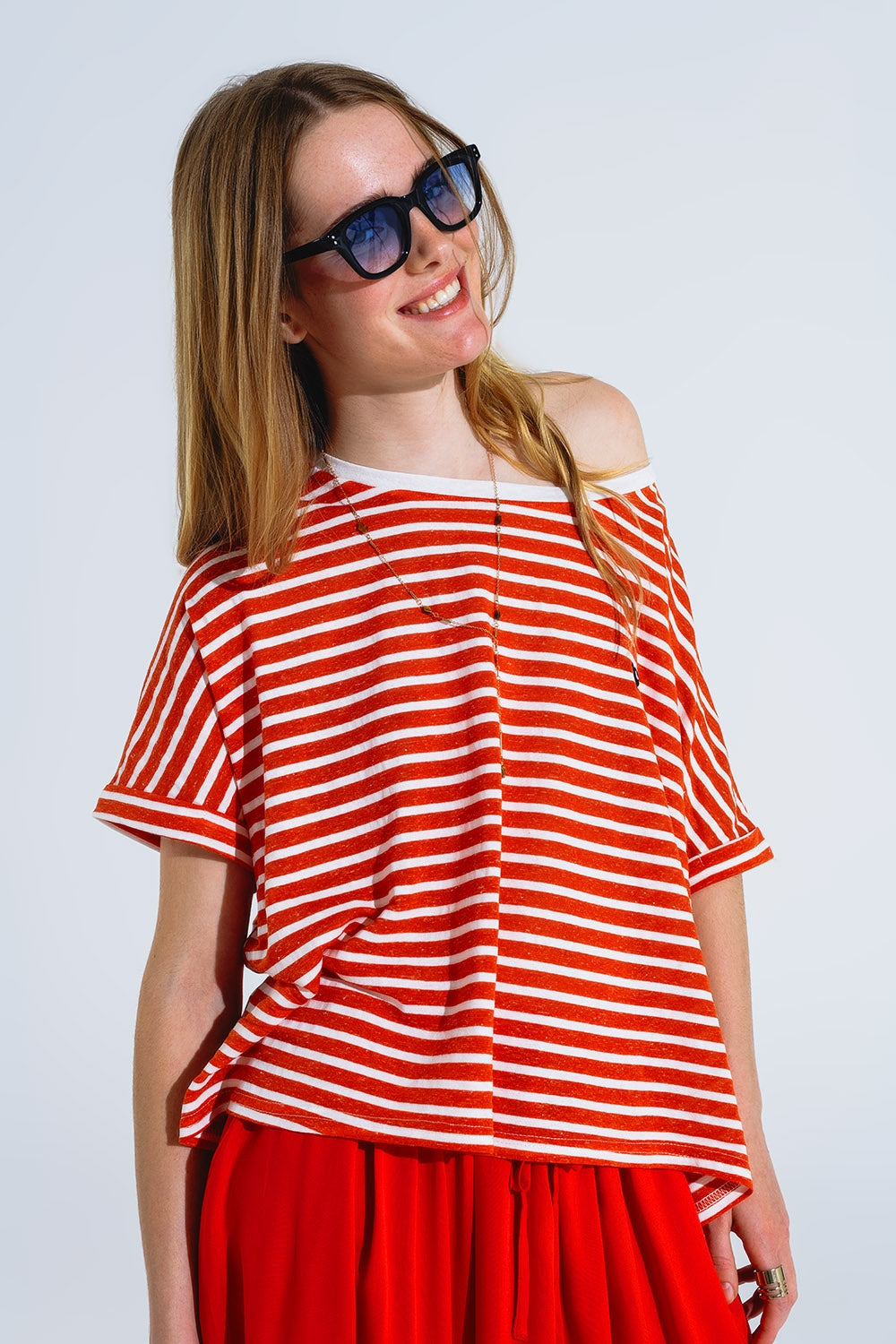 t-shirt rayé rouge à col bateau avec cœur brodé