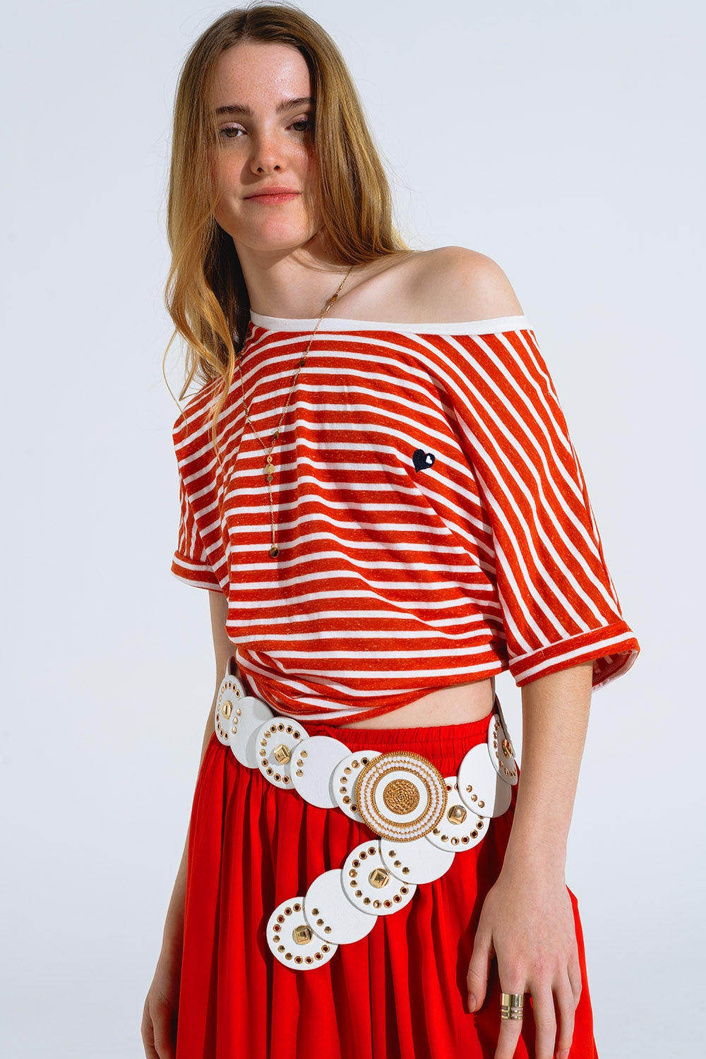 t-shirt rayé rouge à col bateau avec cœur brodé