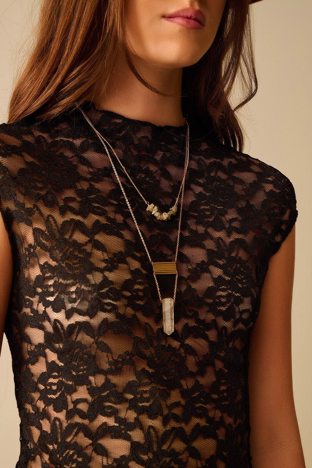 T-shirt romantique en dentelle avec manches capuchon en noir