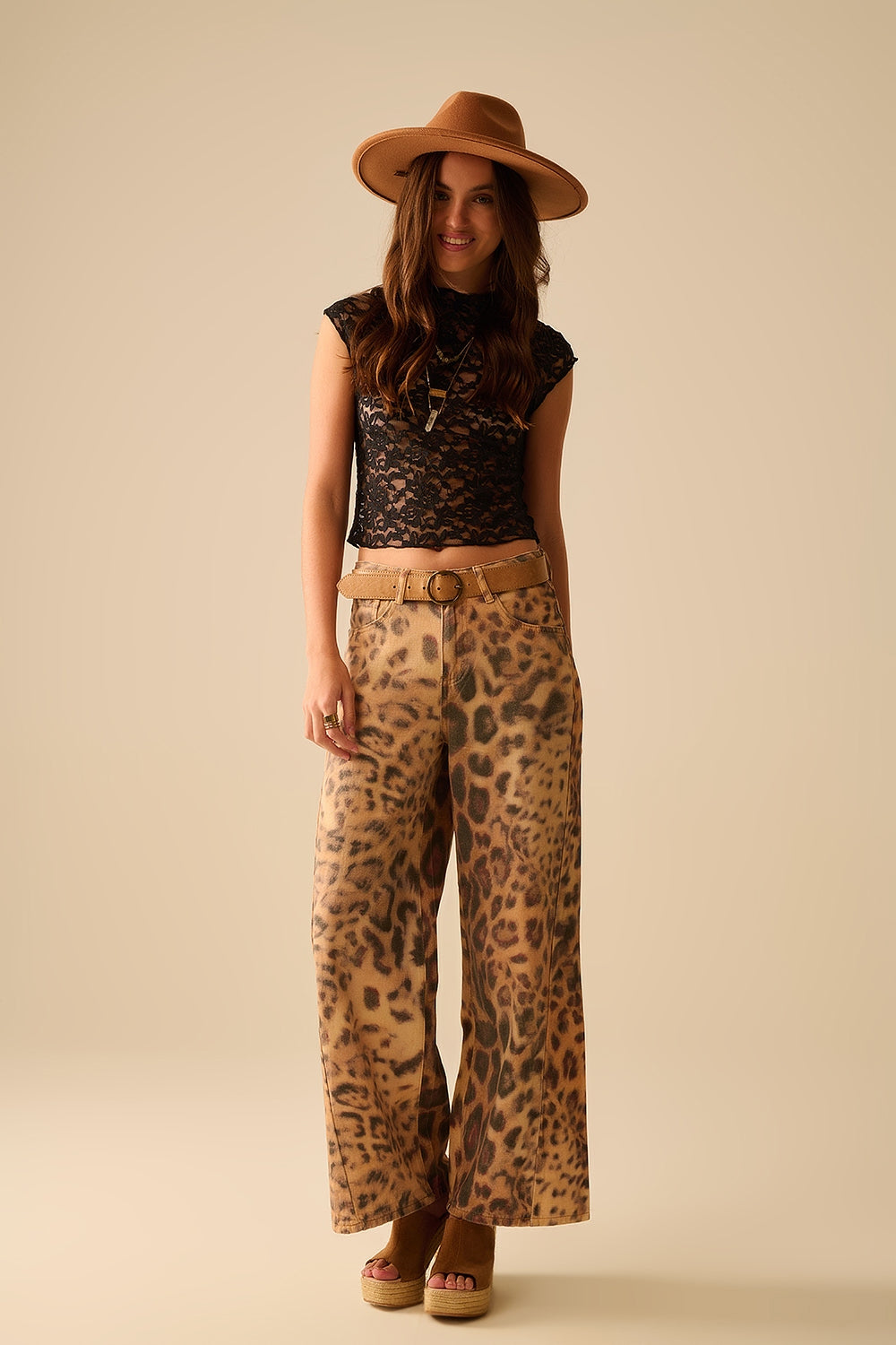 T-shirt romantique en dentelle avec manches capuchon en noir