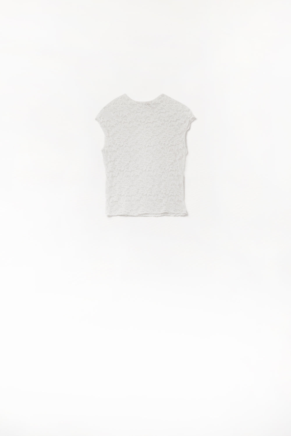 T-shirt romantique en dentelle sans manches en blanc