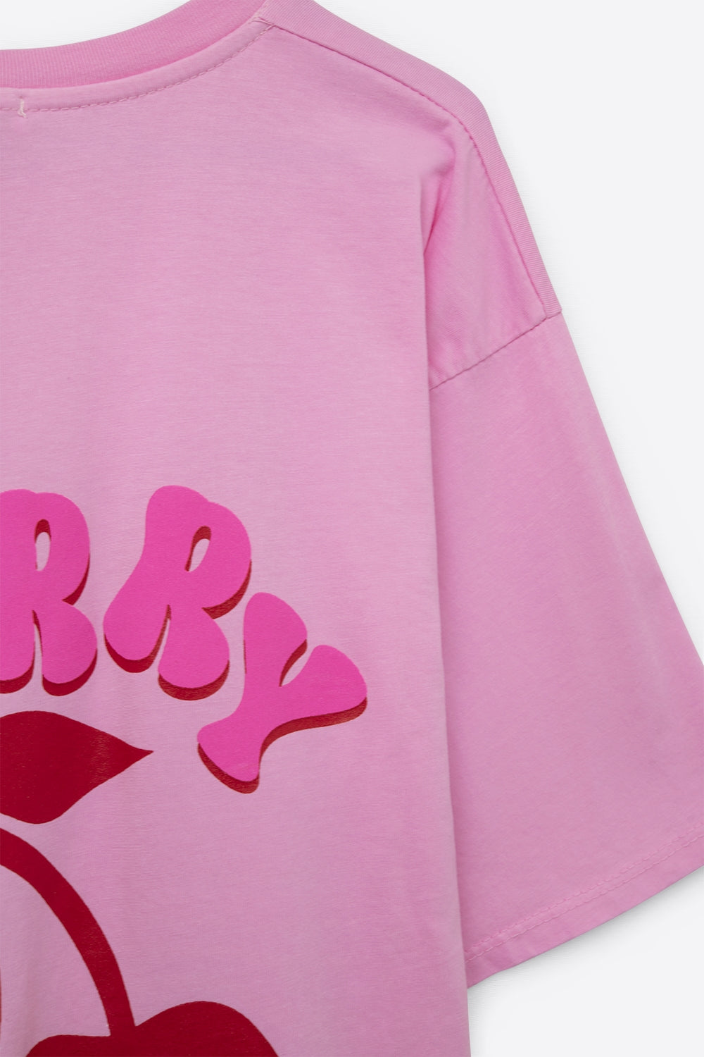 T-shirt rose avec cerise dans le logo et les lettres