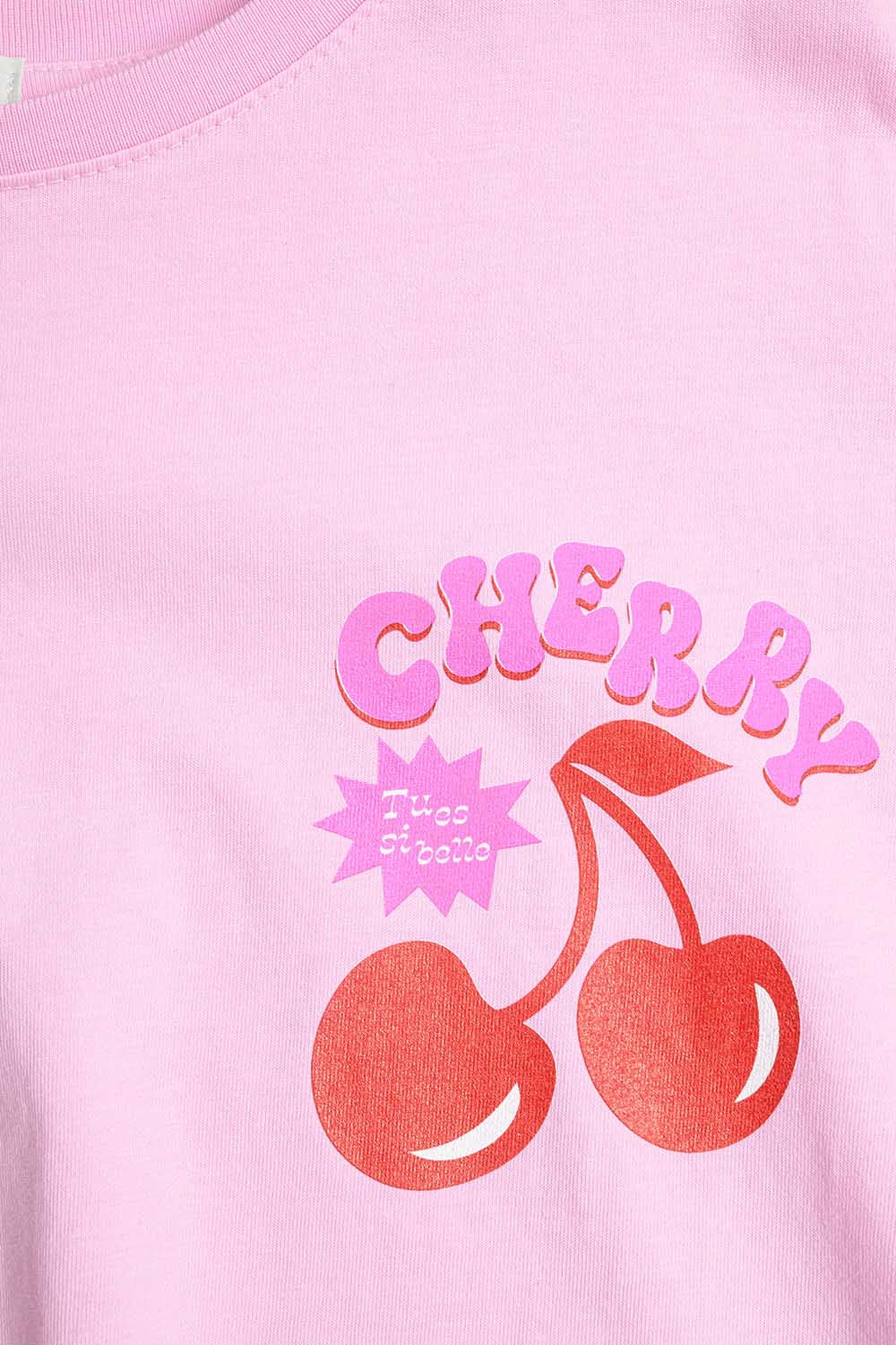 T-shirt rose avec cerise dans le logo et les lettres