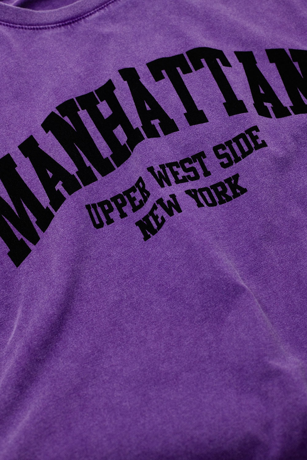 T-shirt violet avec texte manhattan