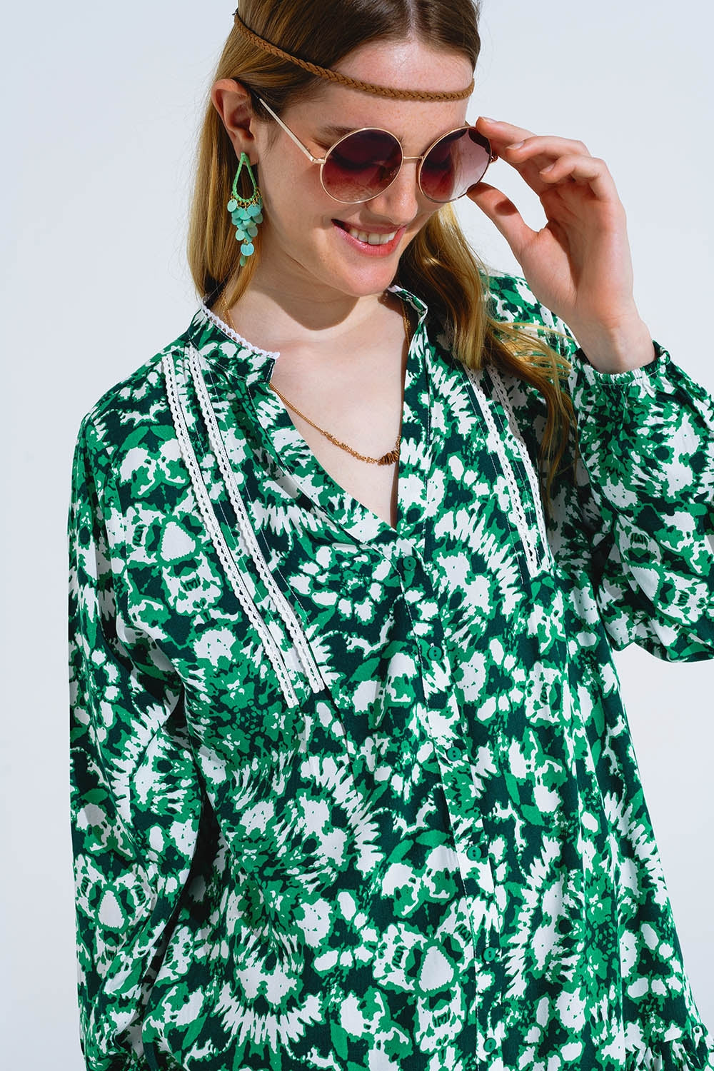Robe courte à manches longues et bordures en dentelle
