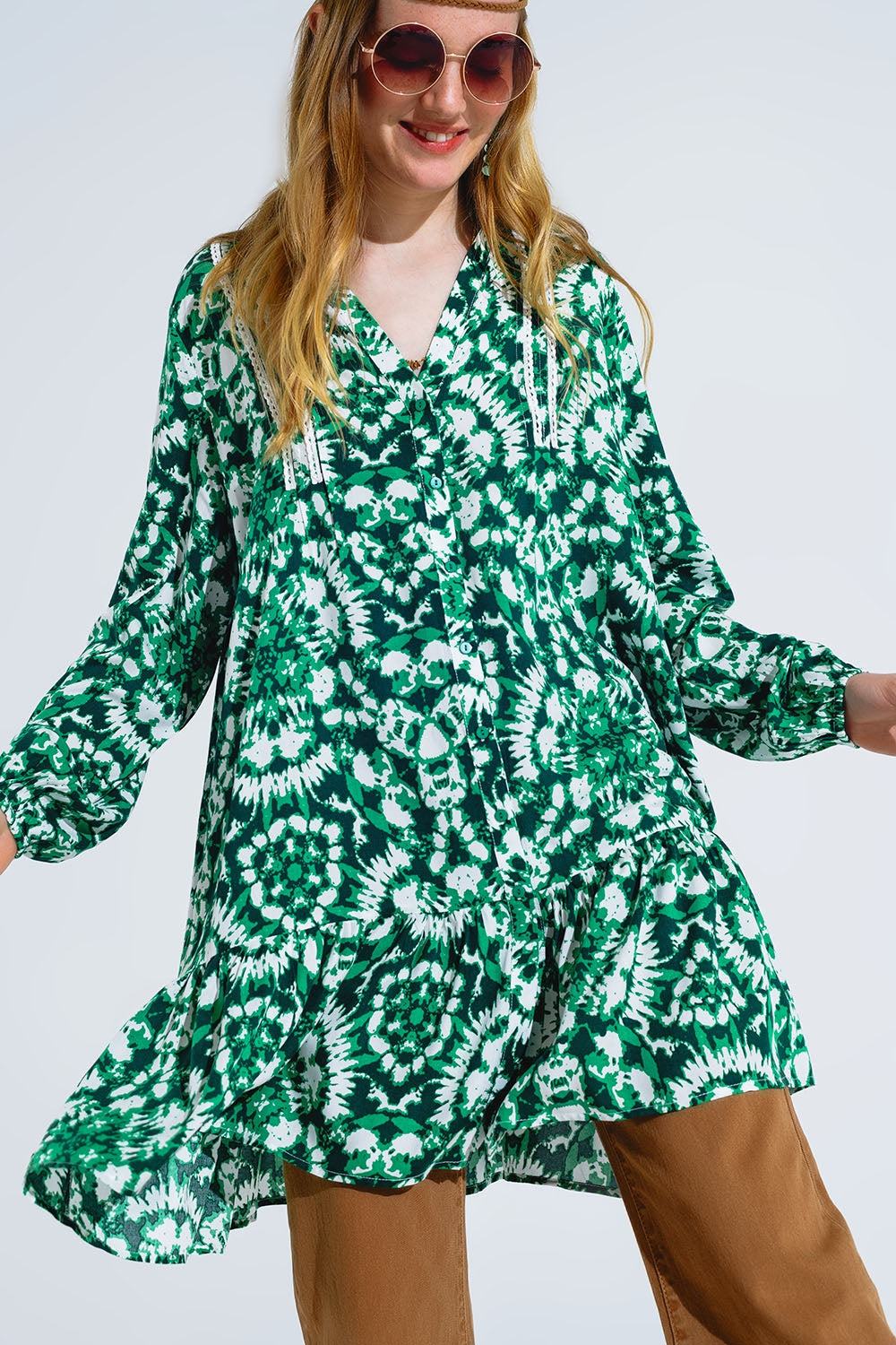 Robe courte à manches longues et bordures en dentelle