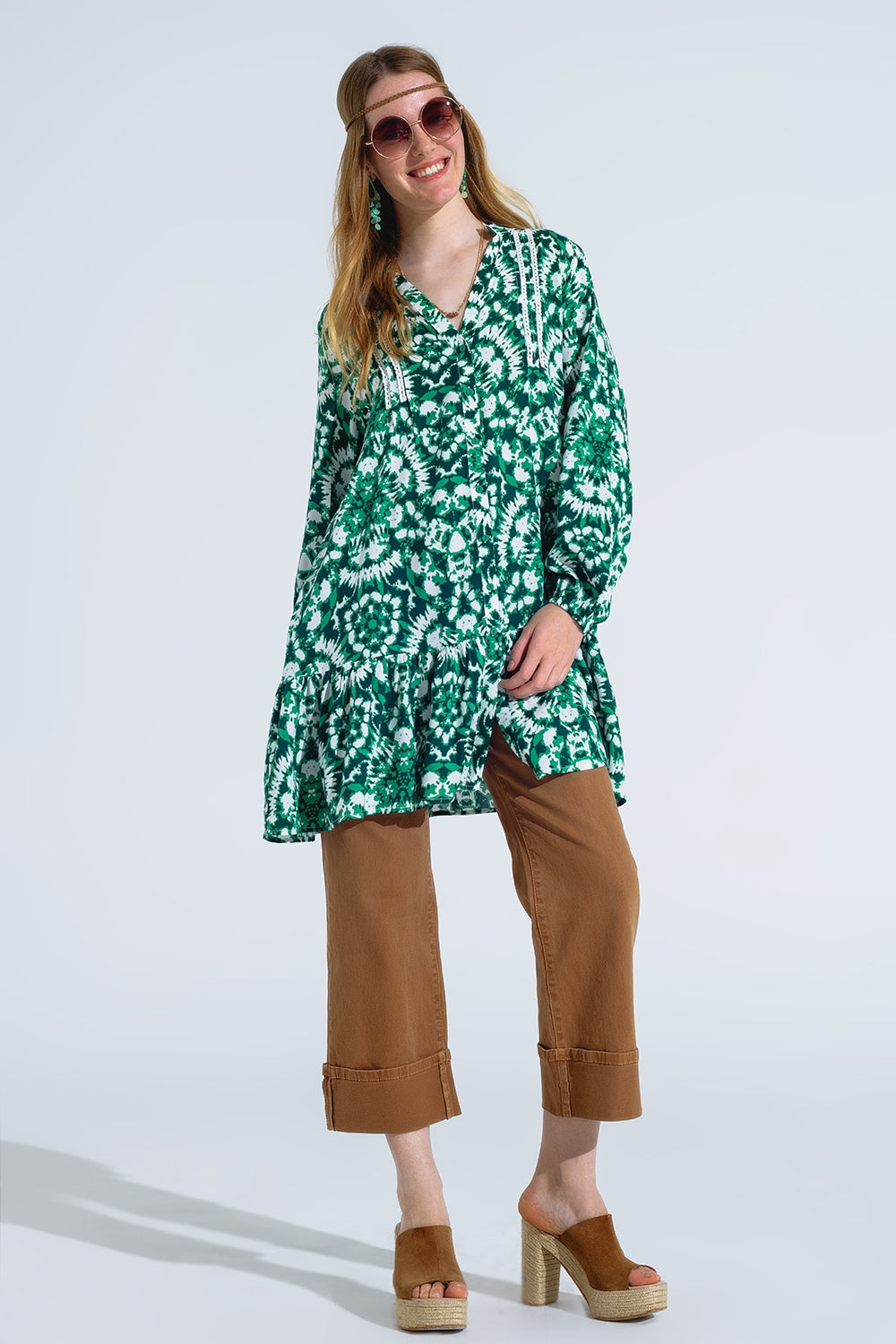 Robe courte à manches longues et bordures en dentelle