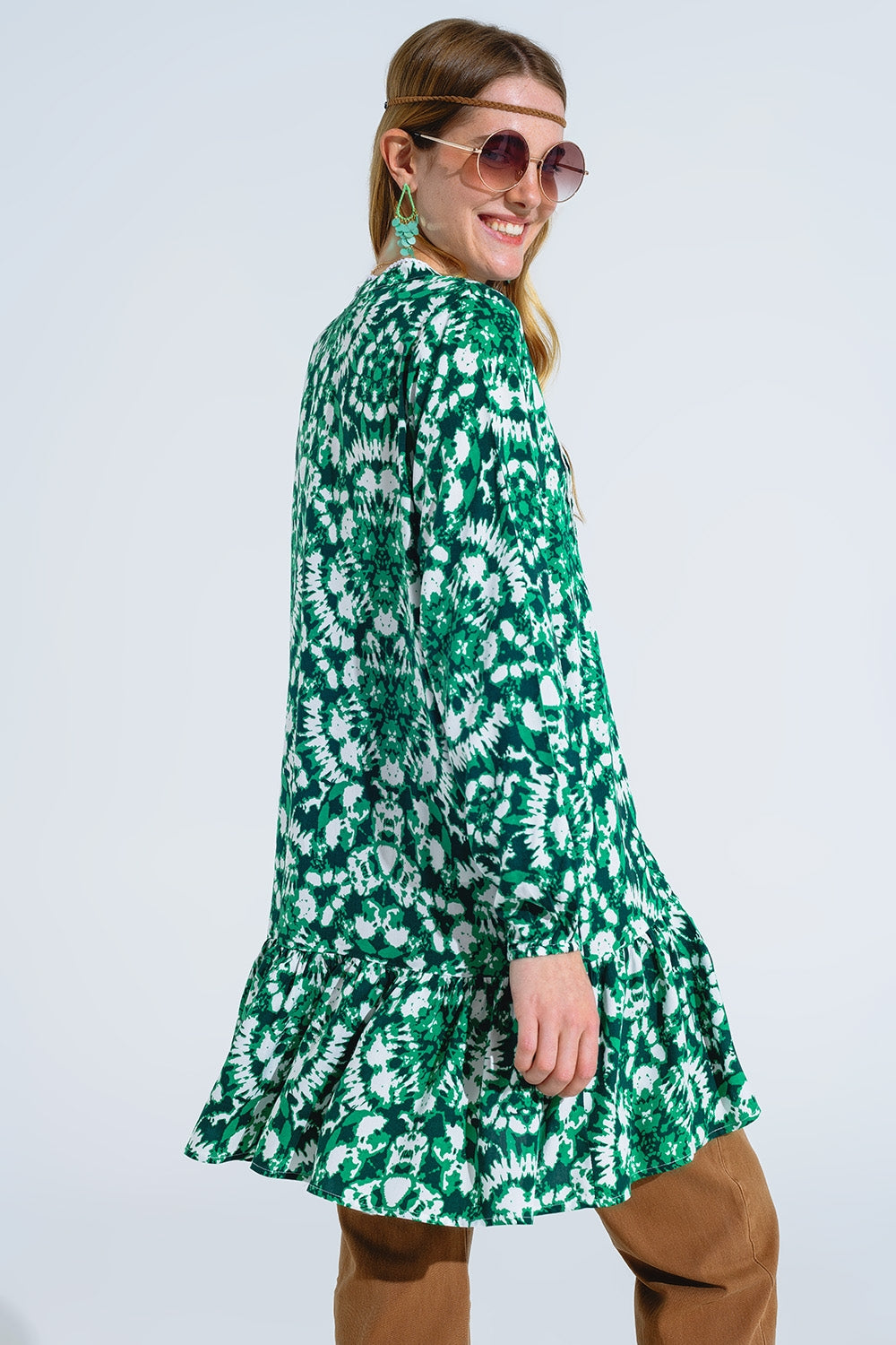 Robe courte à manches longues et bordures en dentelle