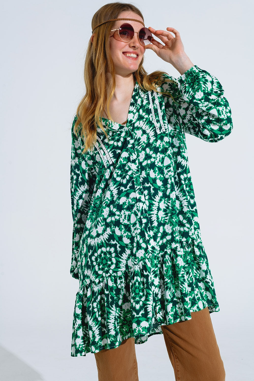 Robe courte à manches longues et bordures en dentelle