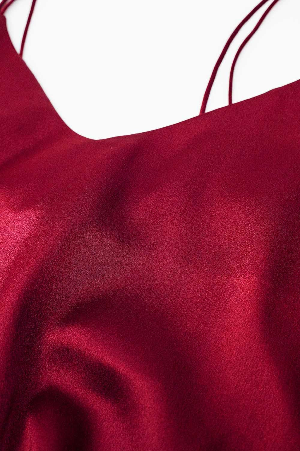 top à bretelles spaghetti en satin bordeaux