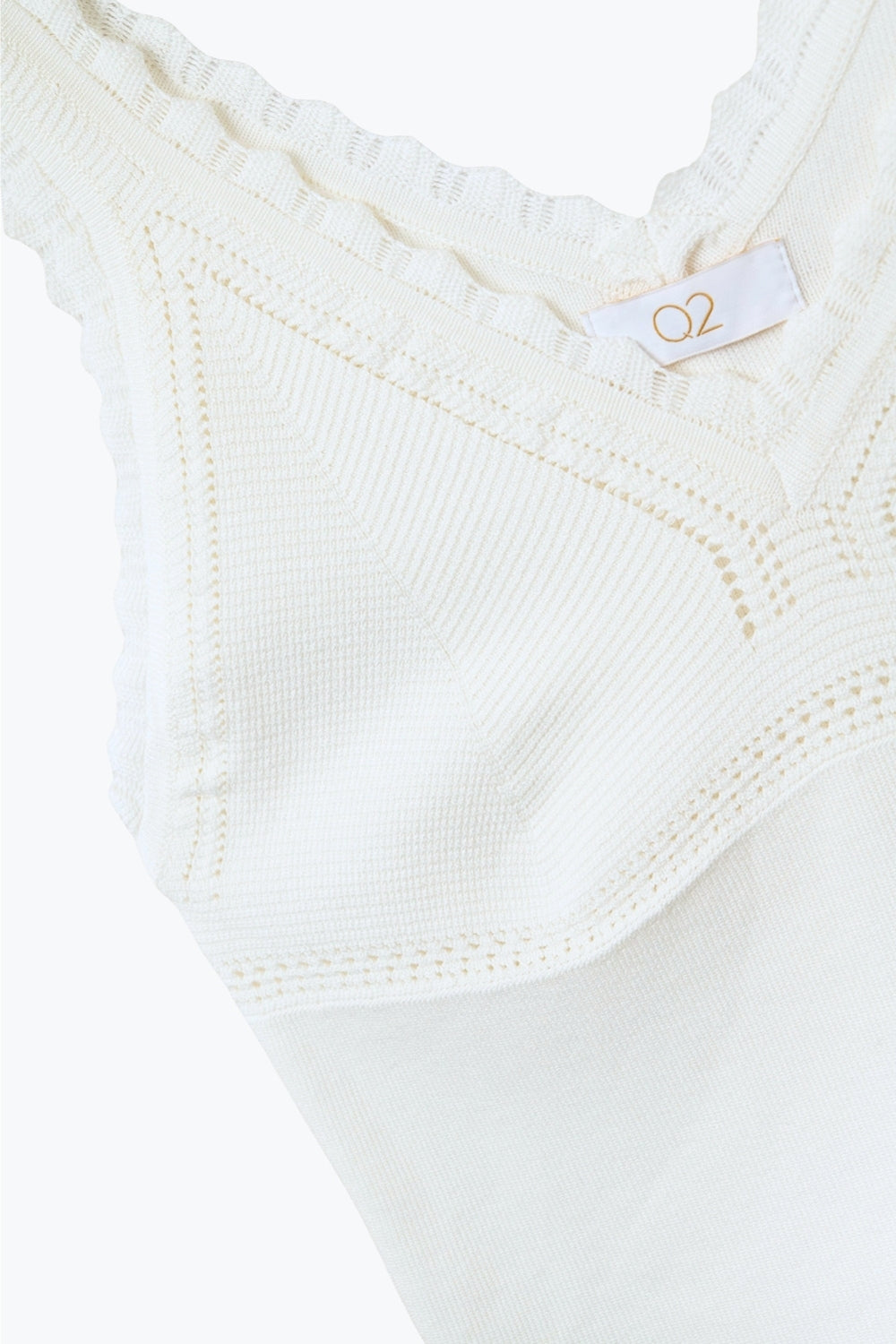 Top à col en V en tricot blanc avec bords festonnés