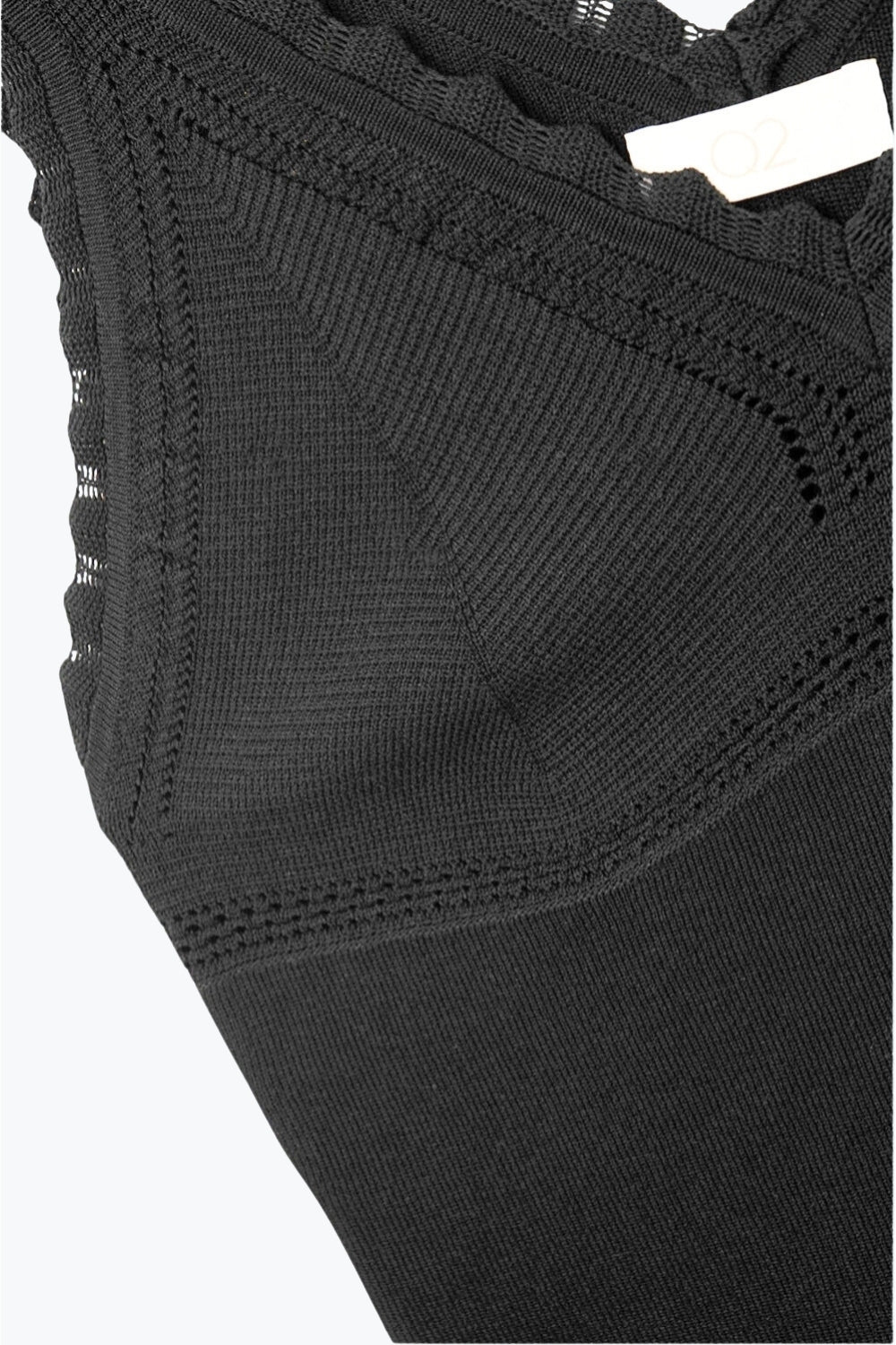 Top à col en V en tricot noir avec bords festonnés