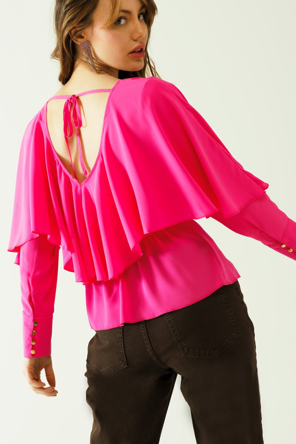 Top à col en V volanté avec poignets boutonnés et lien dans le dos en fuchsia