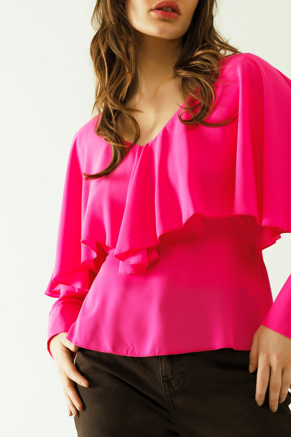 Top à col en V volanté avec poignets boutonnés et lien dans le dos en fuchsia