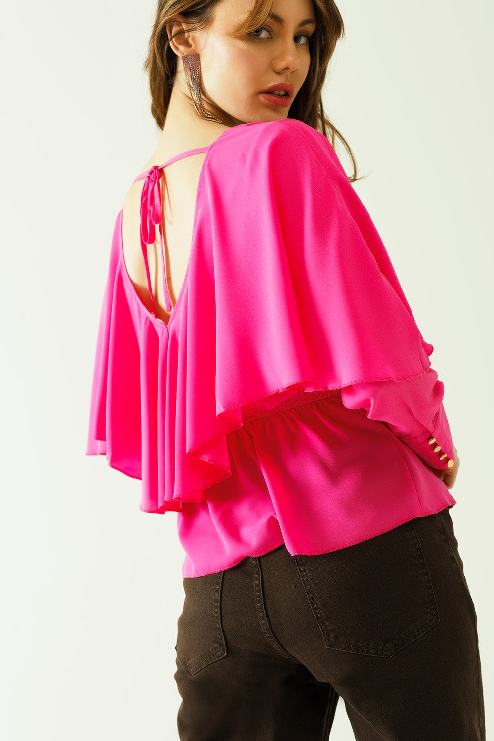 Top à col en V volanté avec poignets boutonnés et lien dans le dos en fuchsia