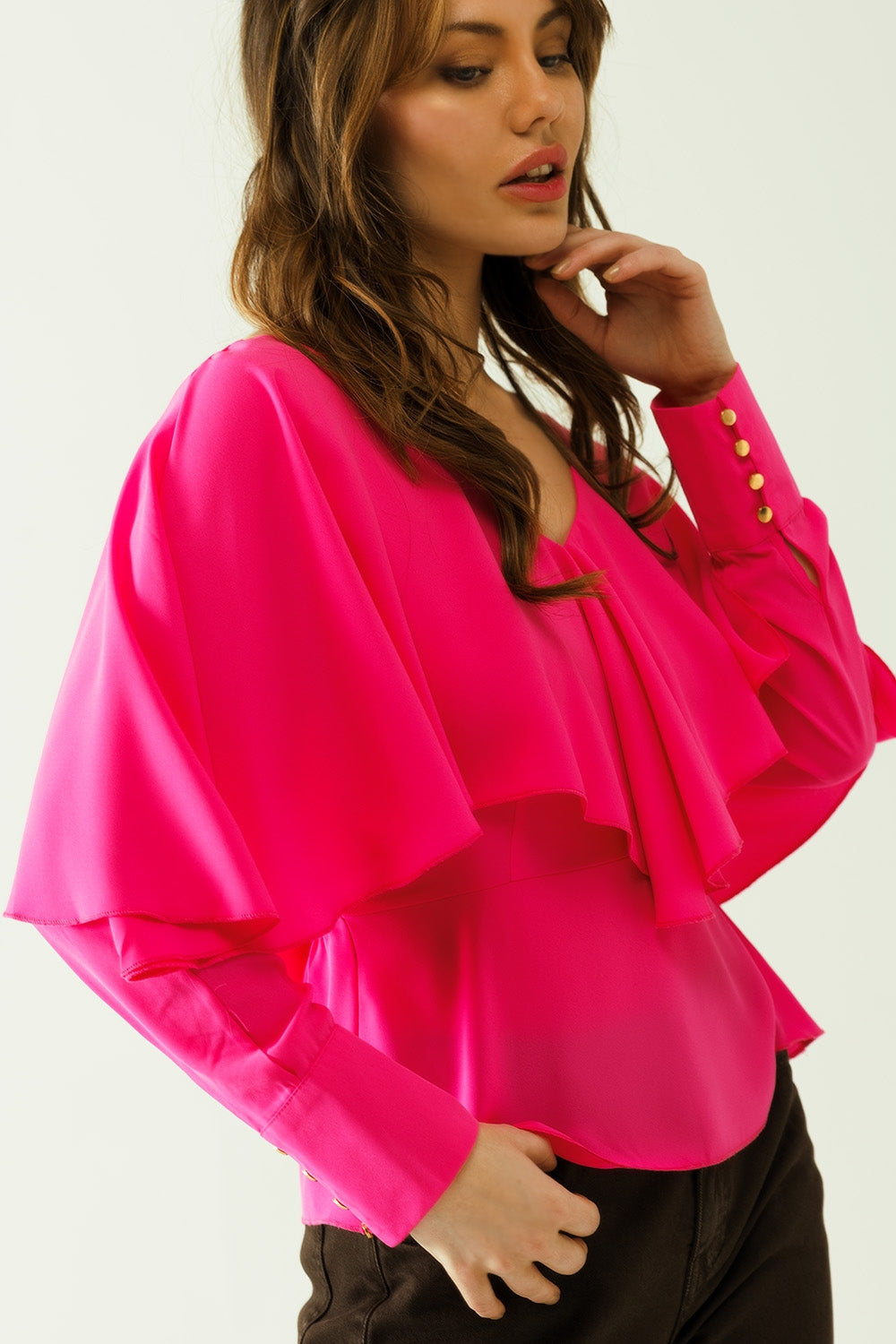Top à col en V volanté avec poignets boutonnés et lien dans le dos en fuchsia