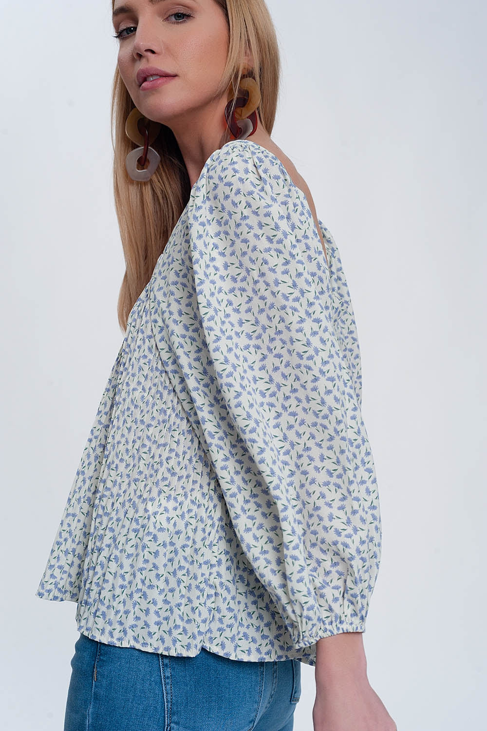 Top à fleurs avec manches bouffantes et encolure carrée bleu