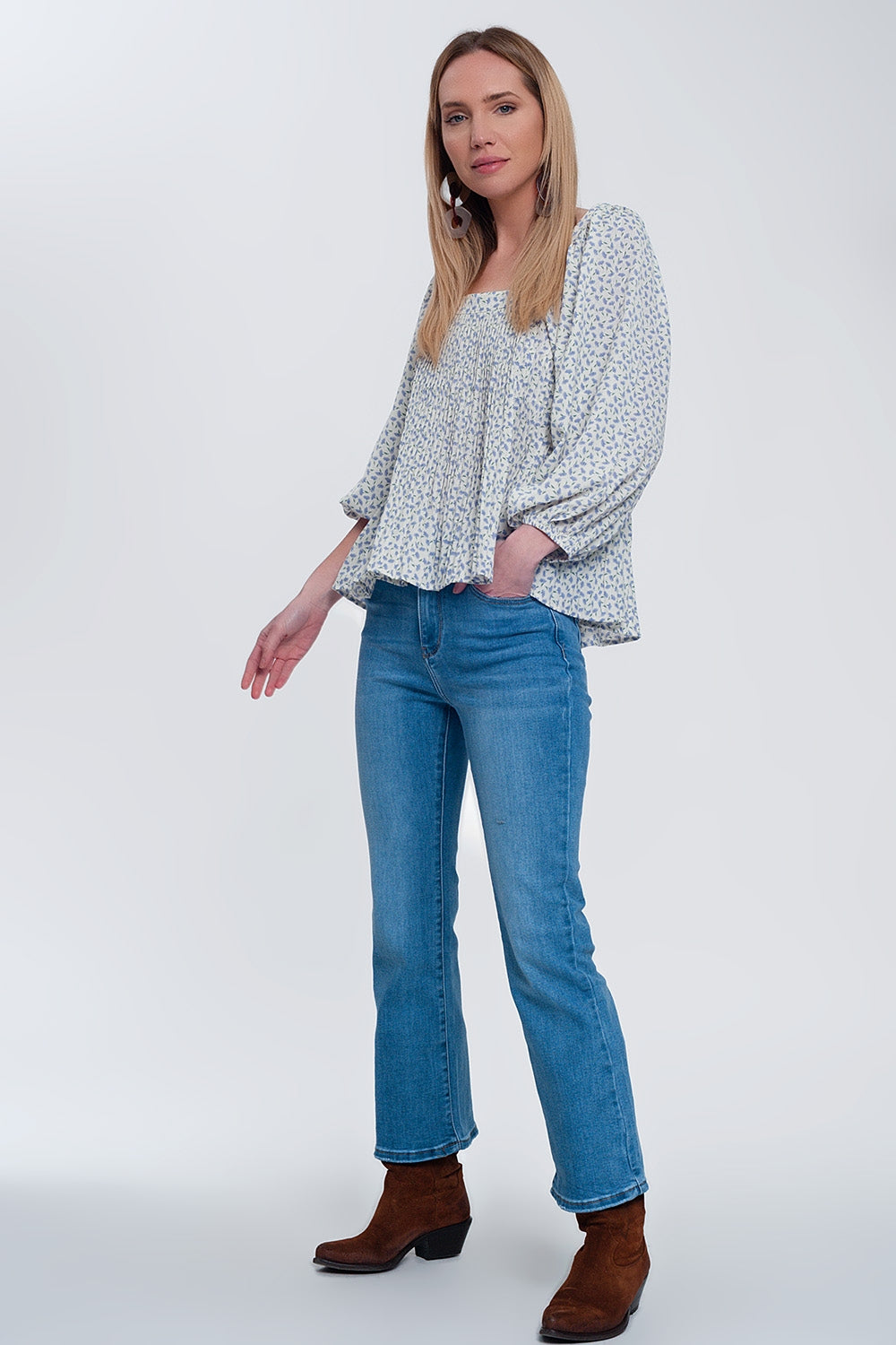 Top à fleurs avec manches bouffantes et encolure carrée bleu