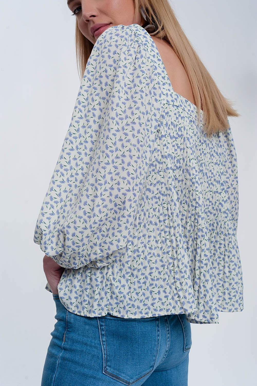 Top à fleurs avec manches bouffantes et encolure carrée bleu