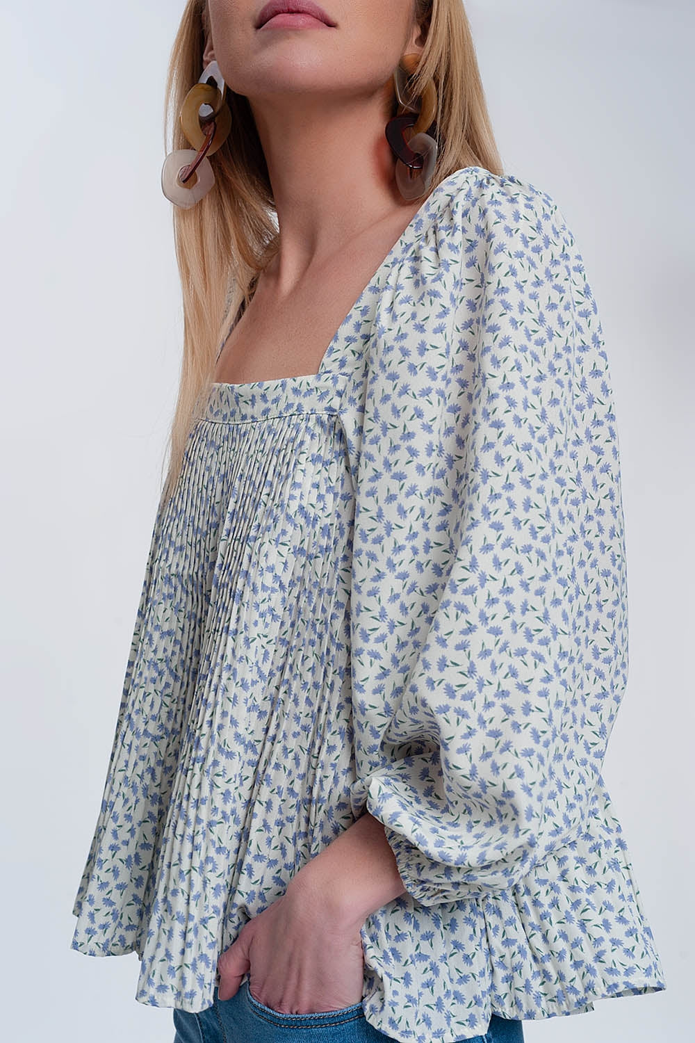 Top à fleurs avec manches bouffantes et encolure carrée bleu