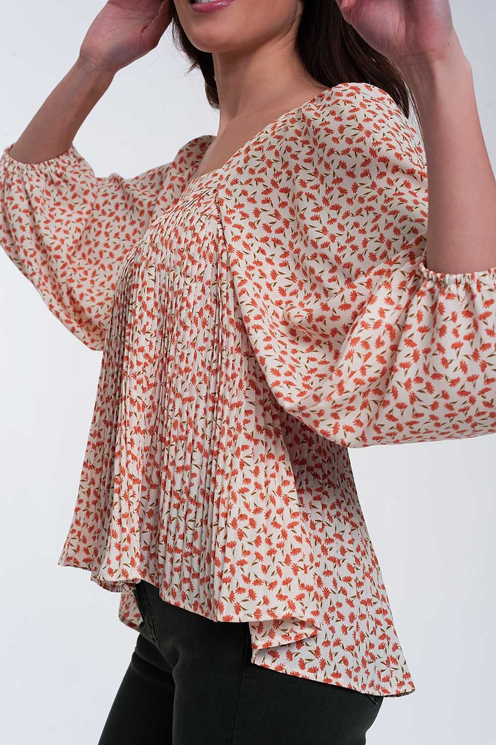 Top à fleurs avec manches bouffantes et encolure carrée corail