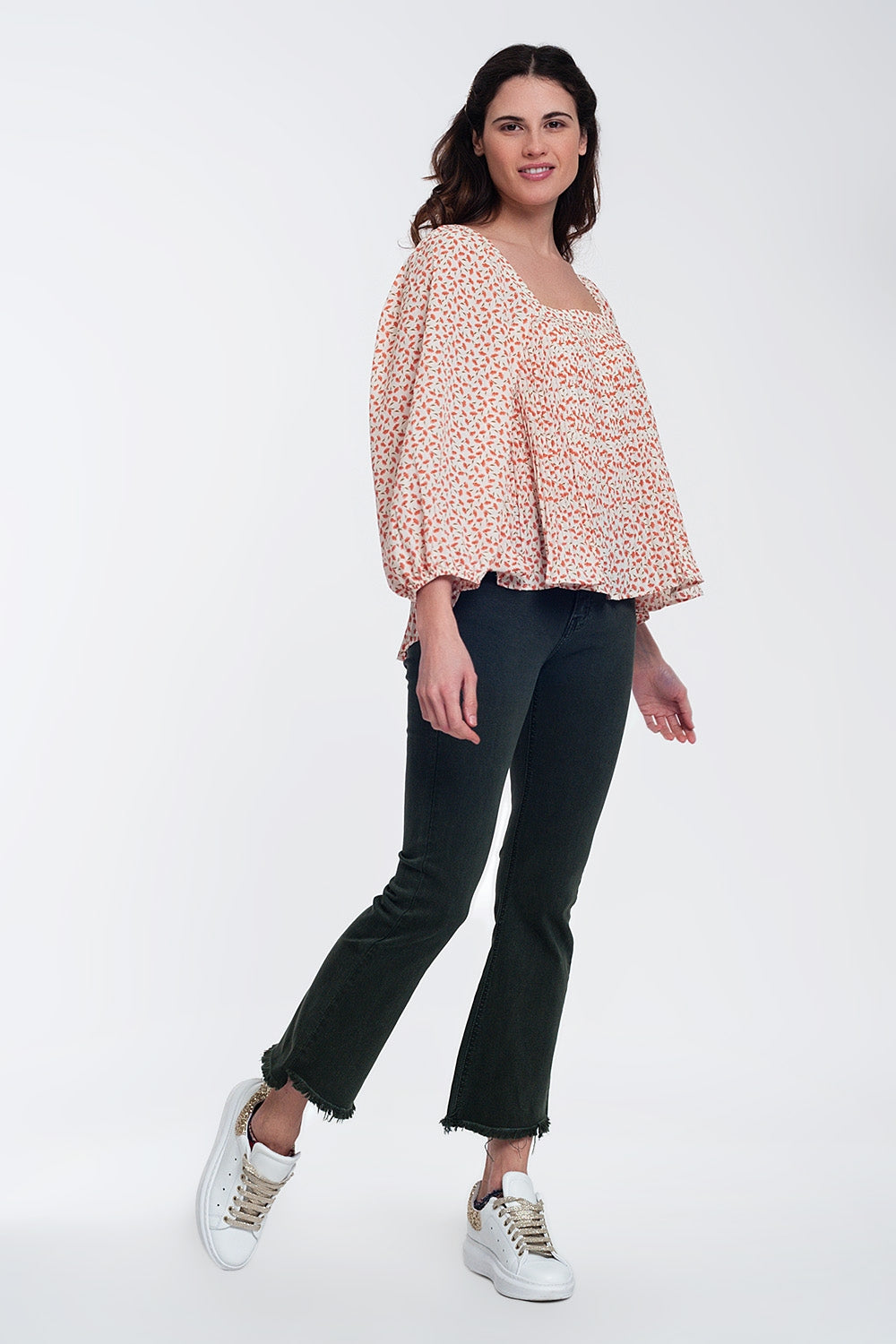 Top à fleurs avec manches bouffantes et encolure carrée corail